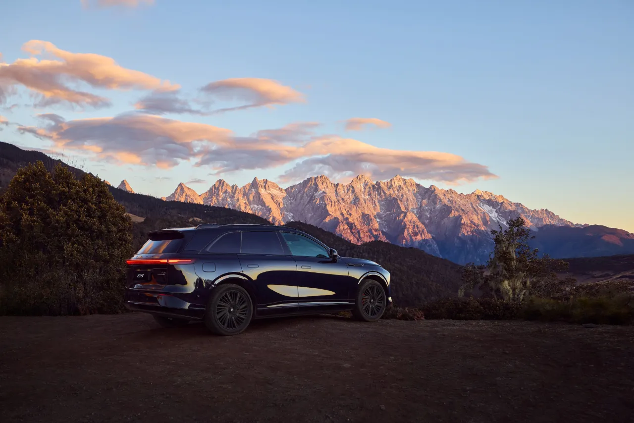 XPENG Elektrofahrzeug in einer Landschaft