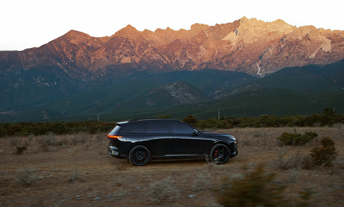 XPENG G9 vor einer Berglandschaft